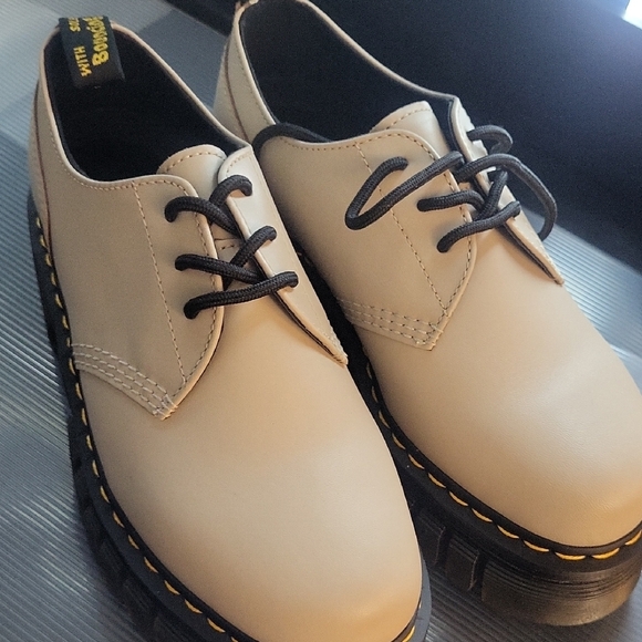 Dr. Martens Beige Leather Shoes with Black Accents - Picture 2 of 6
